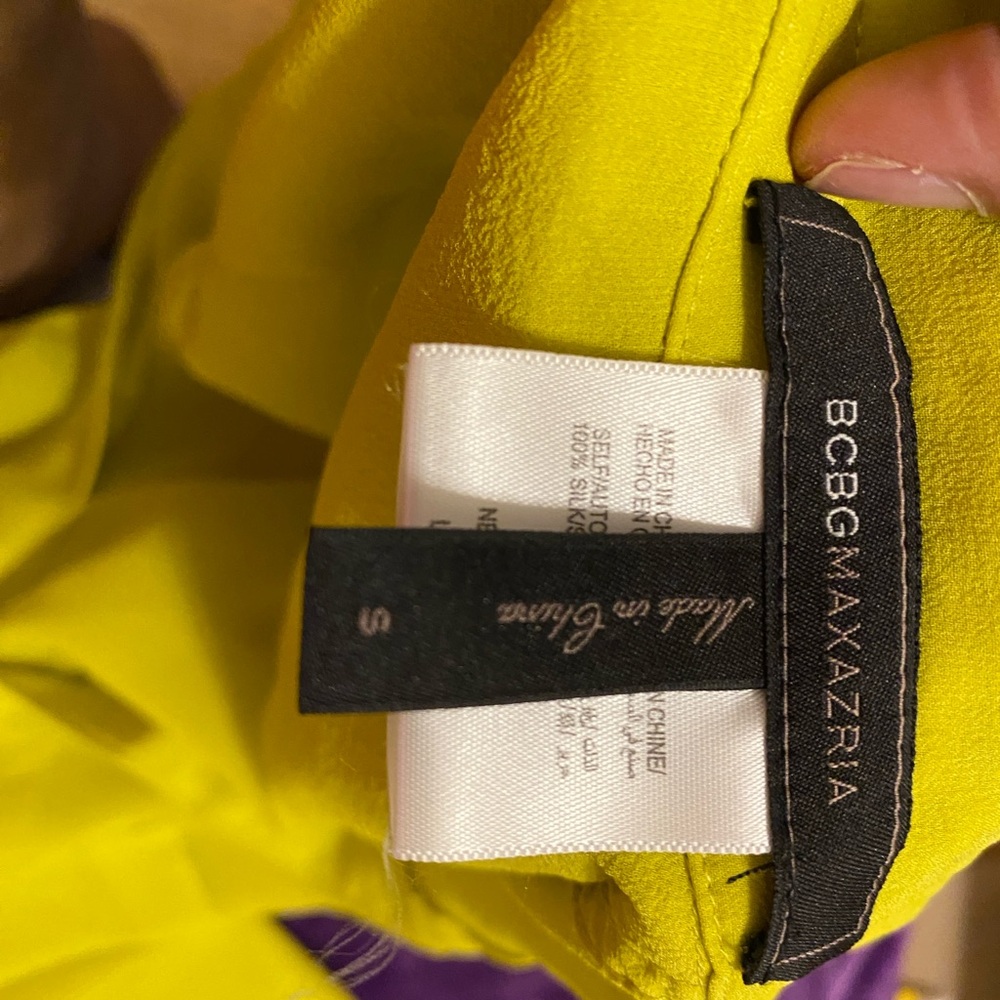BCBGMaxAzria Vibrant 100% Silk Lemongrass Yellow V-Neck - Picture 11 of 14